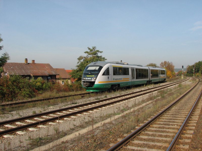 VT 15 der Vogtlandbahn mit VBG 86563 in Regenstauf (19.10.2006)