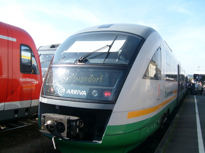 VT 16B der Vogtlandbahn am 22.9.2007 in Schwandorf. Der vordere Triebwagen fhrt weiter Richtung Weiden, der hintere endet in hier Schwandorf und wird abgehngt; deshalb herrscht gerade mchtig Umsteige-Betrieb.