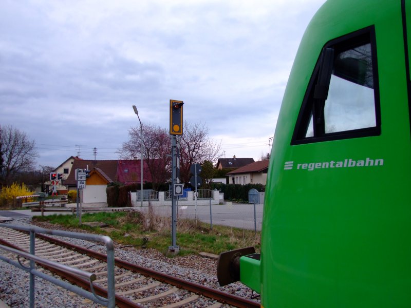 VT 17 der Regentalbahn bei der Ausfahrt aus Pankofen. Im Hintergrund ist das B-Signal zu sehen. 18.03.2007.