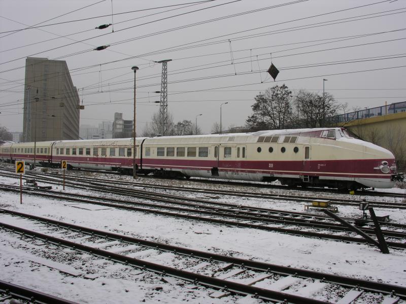 Vt 175 015 der DR, seit Jahren auf dem Bahnhof Berlin-Lichtenberg abgestellt, hier am 19.02.2005 im Winterkleid