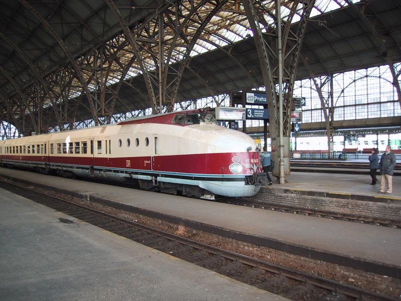 VT 18.16. am 12.04.03 in Prag hlavni nadrazi. Um 24:00 Uhr dieses Tages luft die Frist fr die HU des Zuges ab.