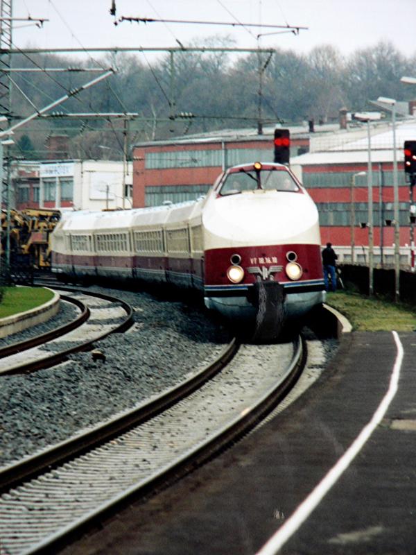 VT 18.16.10  Vindobona  von Mnchengladbach kommend bei der Einfahrt in den Bahnhof Herzogenrath am 30.11.2002 