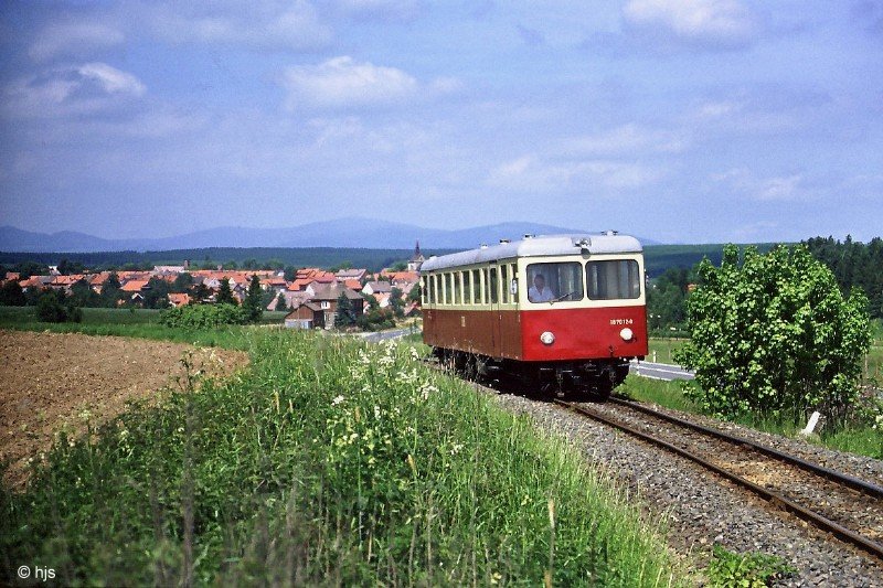 VT 187 012 hat sich die Steigung von Hasselfelde her hochgearbeitet. Aus der Ferne grt der Harz mit dem Brocken in der Mitte (15. Juni 1996).