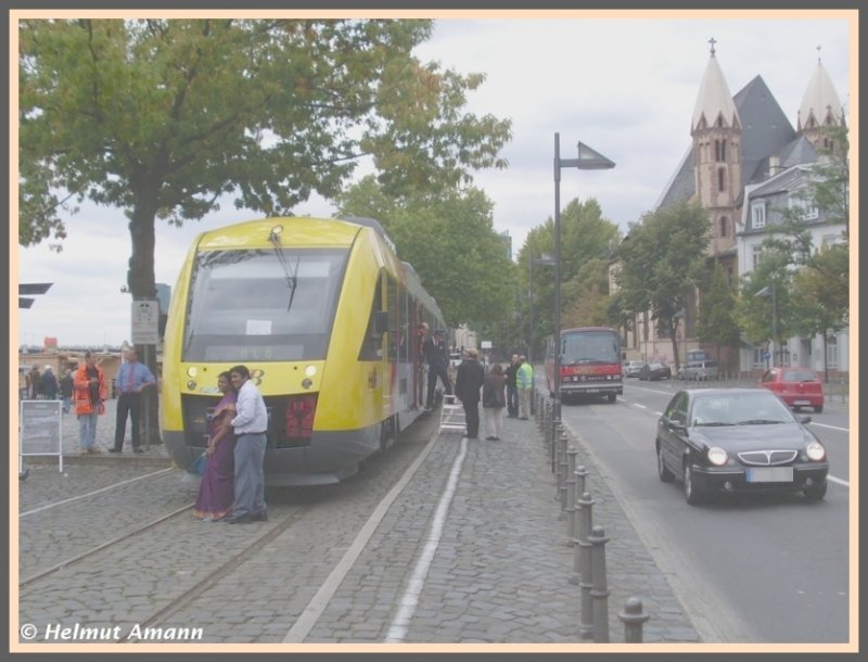 VT 206 und VT 202 der Hessischen Landesbahnen am 20.09.2008 an der Haltestelle Eiserner Steg, dem Abfahrtspunkt der Schienenkreuzfahrt des Fahrgastverbandes PRO BAHN. Obwohl hier normalerweise nur die Hafenbahn G�ter bef�rdert, gibt es hier eine Haltestelle mit Bahnsteig und Haltestellenschild, weil einmal im Monat die Historische Eisenbahn Frankfurt am Main am Wochenende Museumsverkehr auf dem Hafenbahngleis betreibt. Der ungewohnte Anblick der HLB-Triebwagen am Eisernen Steg erstaunte viele Menschen, und ein Ehepaar nutze die Gelegenheit, sich vor dem Zug fotografieren zu lassen.