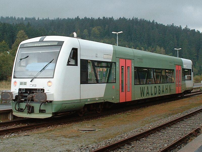 VT 23 der Regental Bahnbetriebs-GmbH am 24.09.2002 im Grenzbahnhof Bayerisch Eisenstein.