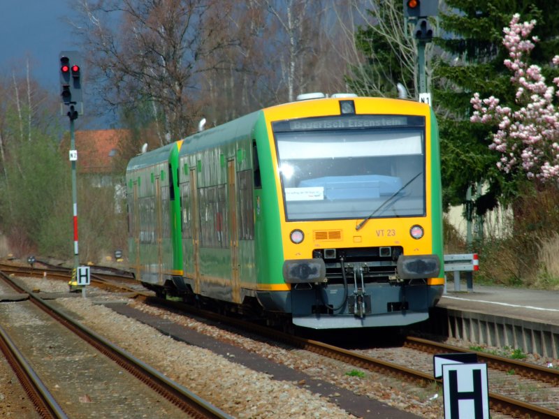 VT 23 der Regentalbahn am 31.03.2007 bei der Ausfahrt aus Deggendorf Hbf Richtung Bayerisch Eisenstein.