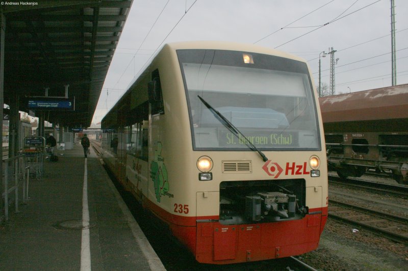 VT 235 in Villingen. In der Zugzielanzeige steht das ringzuguntpyische Zugziel St.Georgen(Schw) was schon fters Ziel von Ersatzleistungen durch die HzL war 5.11.08