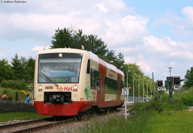 VT 237 der HzL als HzL85856 (Blumberg-Zollhaus-Brun lingen Bf) in Deilingen Mitte 1.6.09