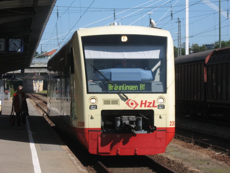 VT 238 steht abfahrbereit als HzL85841 nach Brunlingen im Bahnhof Villingebn 1.8.07. 