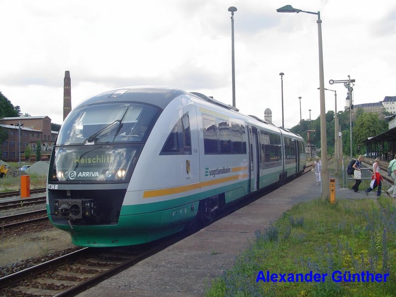 VT 24 der Voglandbahn ist am 15.06.2007 soeben von Gera kommend in Greiz eingefahren und wird nach kurzem Halt weiter nach Weischlitz fahren.