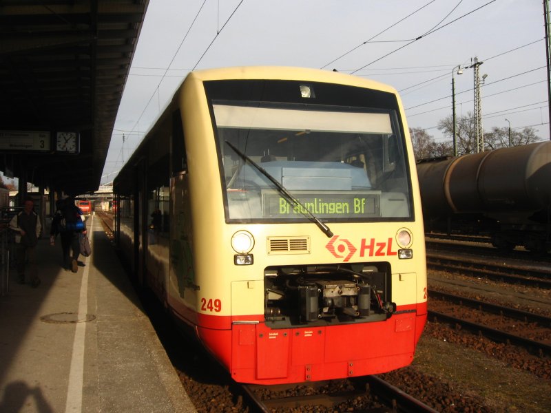 VT 249 der Hzl als HzL85852 nach Brunlingen im Bahnhof Villingen 3.1.08