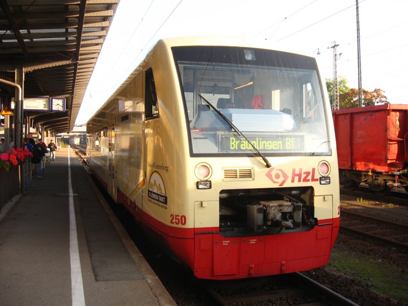 VT 250 der Hzl als (Ringzug)HzL85822 nach Brunlingen im Bahnhof Villingen 16.9.07