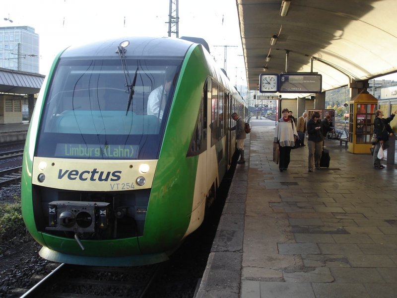 VT 254 der vectus Verkehrsgesellschaft steht im somemr 2006 im Bahnhof Koblenz und fhrt in Krze zurck anch Limburg(Lahn).