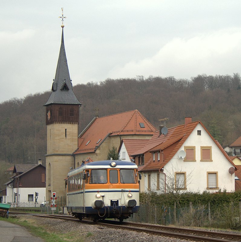 VT 26 als erster Zug des Tages (70773) am Kirchenmotiv von Untergimpern. 28.03.08