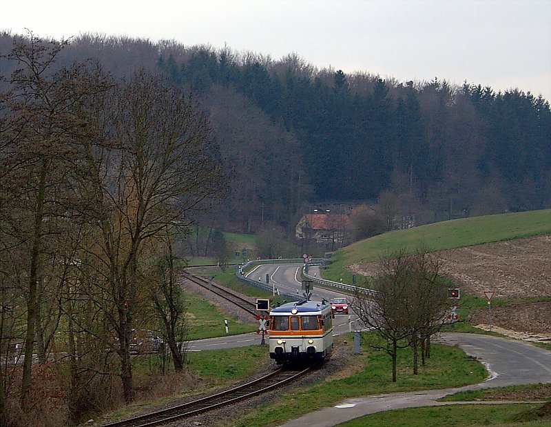 VT 26 mit dem 70775, dem letzten Zug des Tages nach Hffenhard, bei Untergimpern. 27.03.08