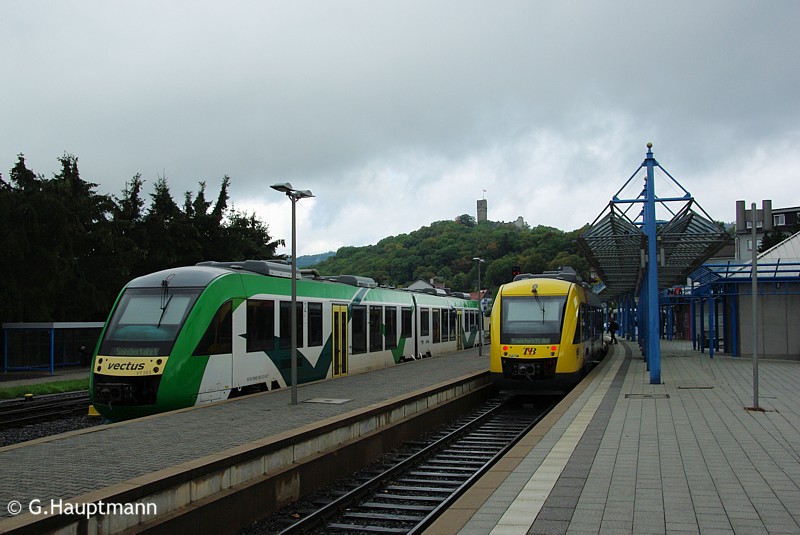 VT 263 von Vectus und VT 201 der Taunusbahn stehen am regnerischen 3.9.09 in Knigstein im Taunus. 