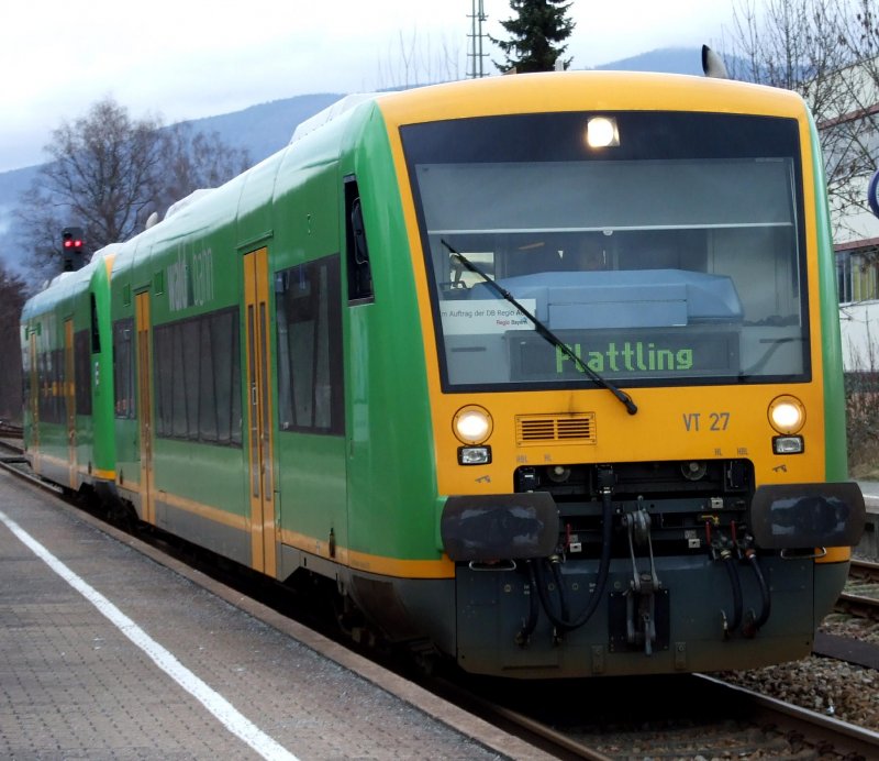 VT 27 der RBG am 13.01.2007 bei der Einfahrt in Deggendorf Hbf.