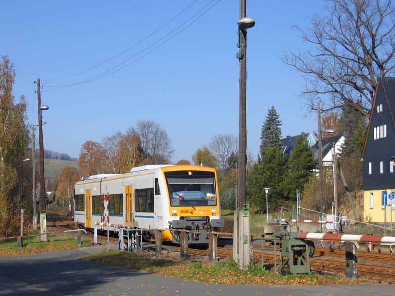 VT 3.02  Hannah  als Zug 30112 Freiberg - Holzhau bei Einfahrt in Mulda - 30.10.2005
