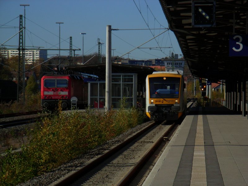 VT 3.02  Hannah  der FEG un 143 087-5 stehen abfahrbereit auf Gleis 3 und 4 des Freiberger Bahnhofes. Das RegioShuttle wird als FEG 30416 nach Holzhau fahren, die 143 als RB 17318 nach Zwickau, 24.10.08