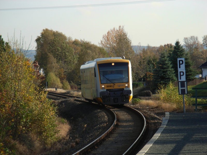 VT 3.02  Hannah  der Freiberger Eisenbahngesellschafft fhrt soeben als FEG 30419 von Holzhau kommend in den als Bedarfshalt ausgelegten Haltepunkt Berthelsdorf Ort ein, 21.10.08