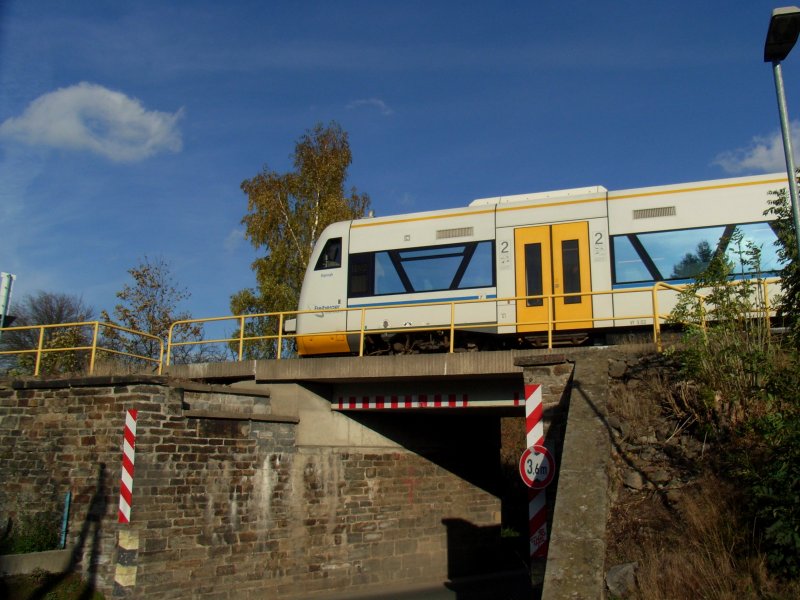 VT 3.02  Hannah  hat soeben den Haltepunkt Berthelsdorf Ort verlassen und fhrt ber die Eisenbahnbrcke den Bahnhof Berthelsdorf an, FEG 30419 Holzhau-Freiberg, 21.10.08