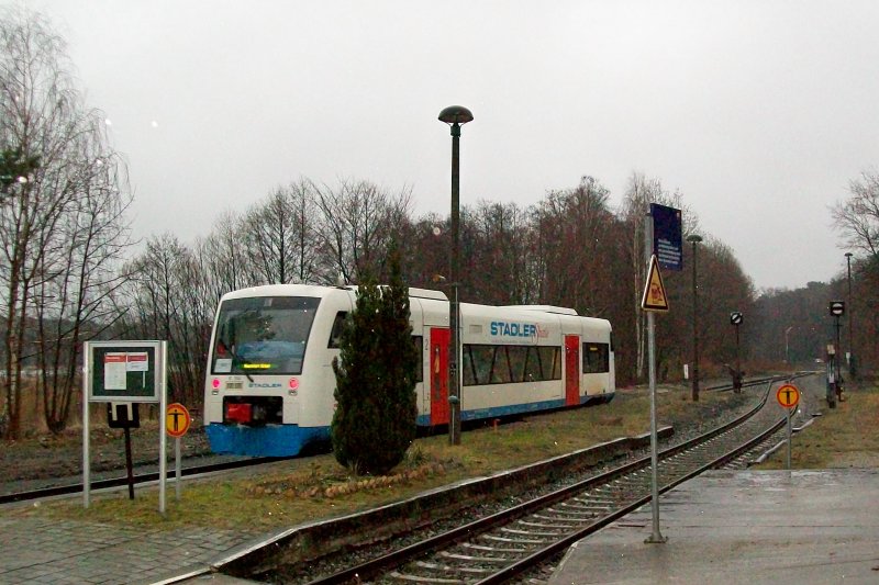 VT 304 in Richtung Beeskow unterwegs, Abfahrt vom Bahnhof Wendisch Rietz. Spitzname DER WEISSE HAI.