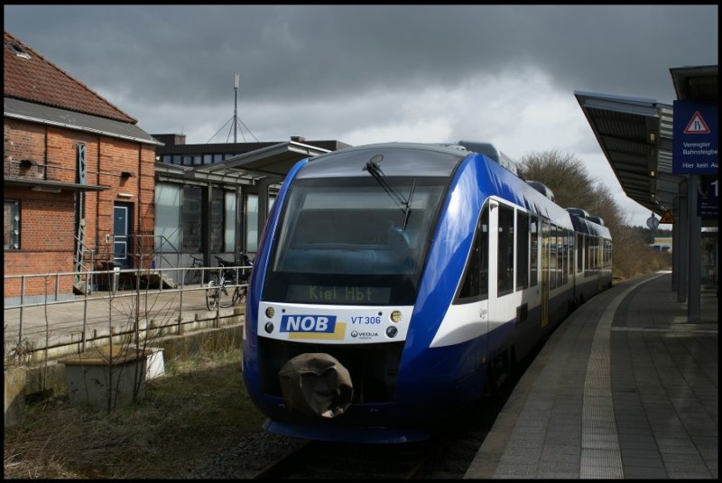 VT 306 der NOB wartet am 05.04.2008 in Husum auf die Ausfahrt als NOB nach Kiel HBF