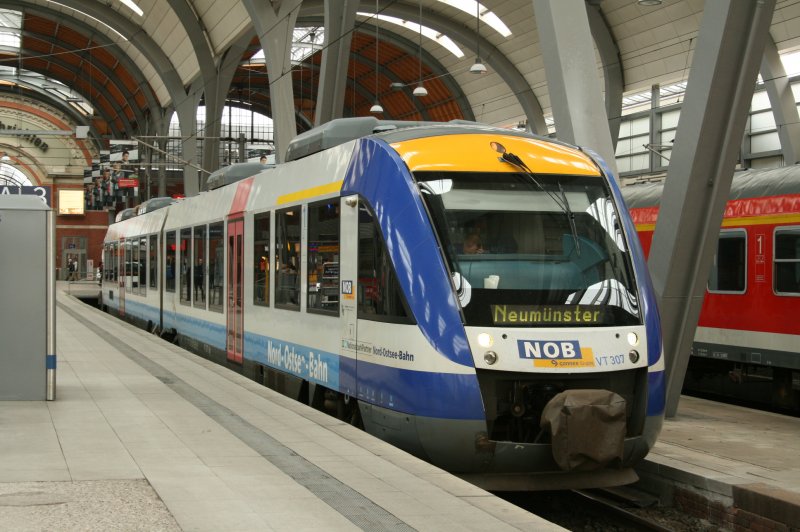 VT 307 wartet am 29.04.08 in Kiel(Hbf)auf seine Abfahrt nach Neum�nster.