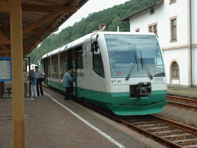 VT 36 der Vogtlandbahn am 24.06.2002 im Bahnhof Adorf, Strecke Plauen - Brambach -Eger (Cheb)