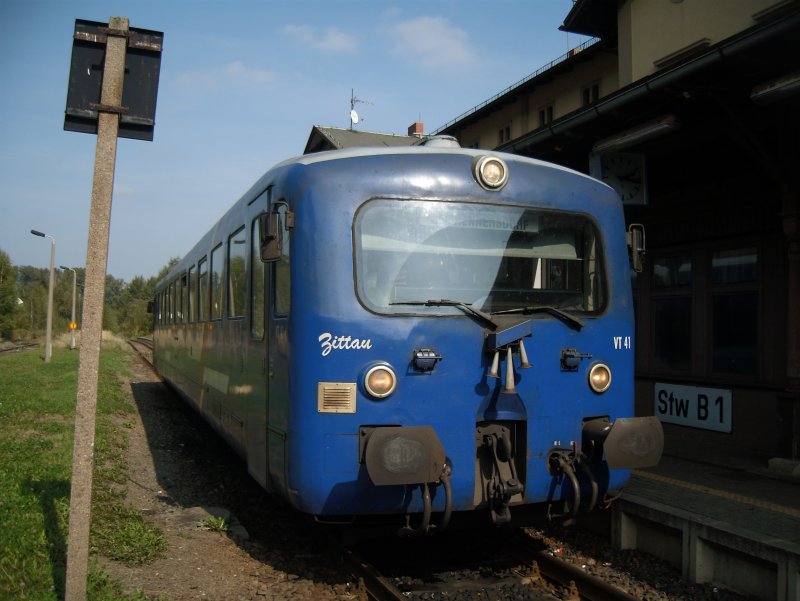 VT 41  der Schsisch-Bhmischen Eisenbahn (SBE; ex DB 515 511, heute BR 686) steht im Bf Seifhennersdorf. Die TW sind Umbauten der BR 515 der DB (Verbrennungs- statt Akkumotor), von denen nur 2 Stck existieren.
Sie fahren auf der Strecke Seifhennersdorf-Zittau-Liberec (Mandaubahn)
20.09.09