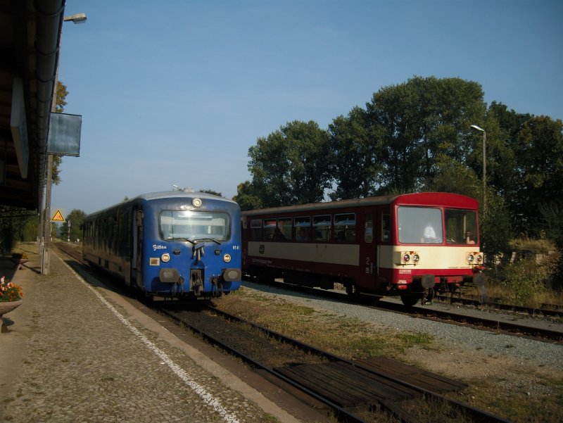 VT 41 der S�chsisch-B�hmischen Eisenbahn (SBE) wartet im Bahnhof Gro�sch�nau auf den vorbei fahrenden VT 810 der Ceske Drahy (CD)
20.09.09