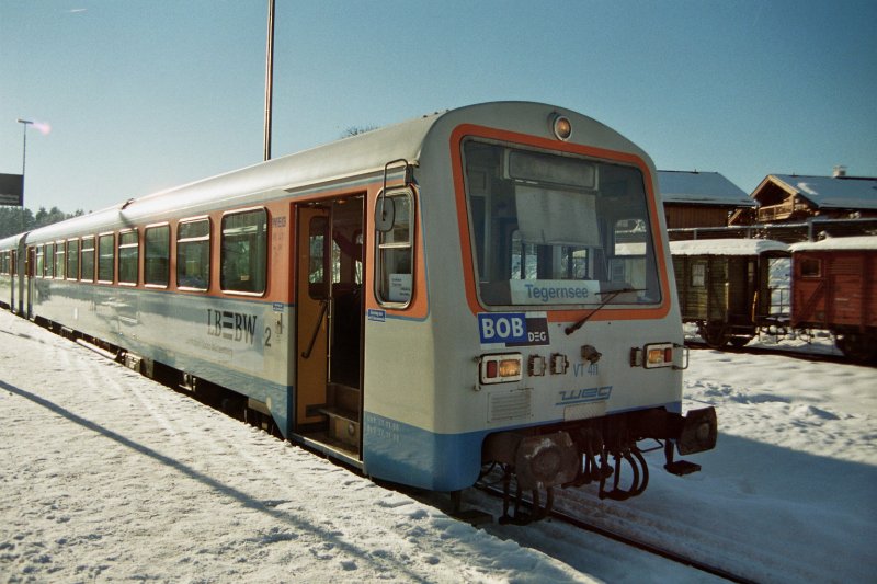 VT 410 der WEG steht mit VS 220 abfahrbereit im Bahnhof Schaftlach zur Fahrt nach Tegernsee (Dezember 1999). Die BOB hatte damals ihre Integral-Triebwagen mngelbedingt abstellen und auf Ersatzfahrzeuge zurckgreifen mssen.