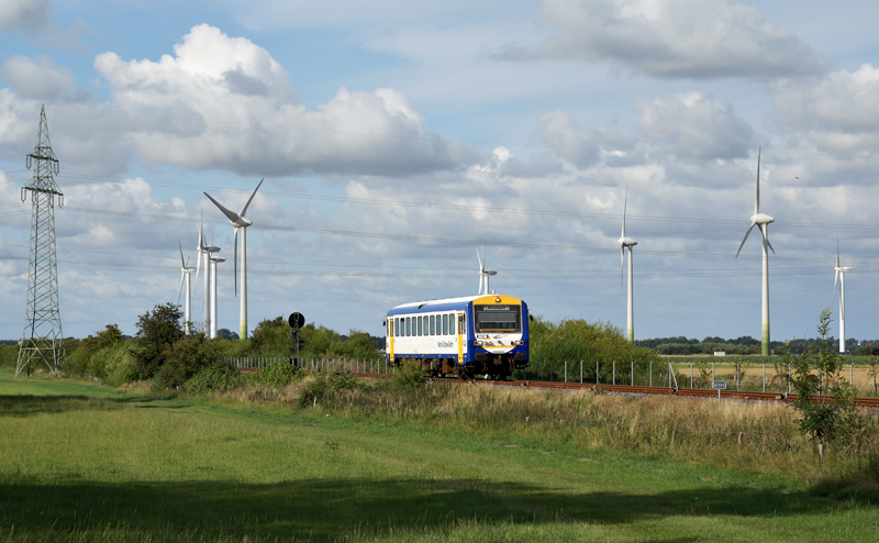 VT 411 der NOB am 3.08.2009 als Zug von Tnder nach Niebll am Einfahrtvorsignal des Bahnhofs von Niebll.