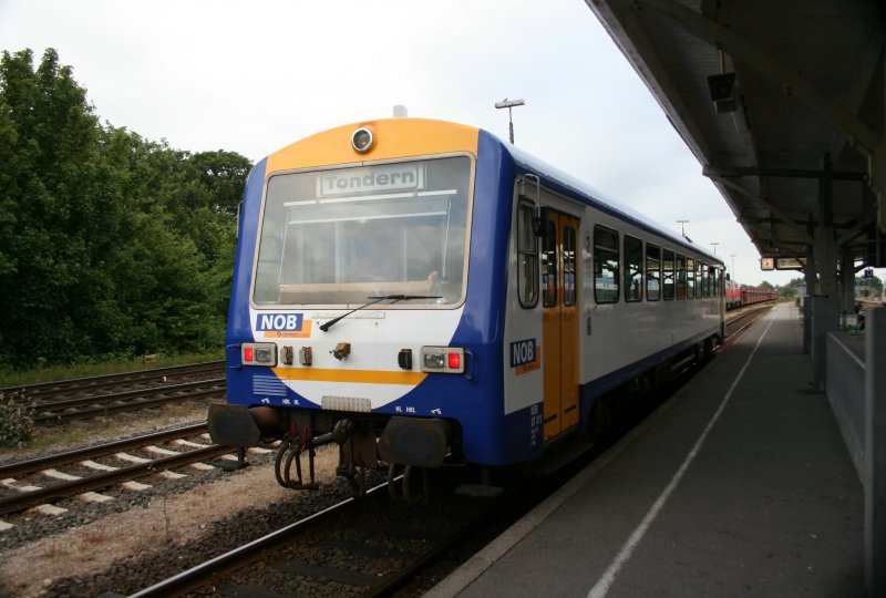 VT 411 der Nord-Ostsee Bahn am 26.6.2008 in Niebll.