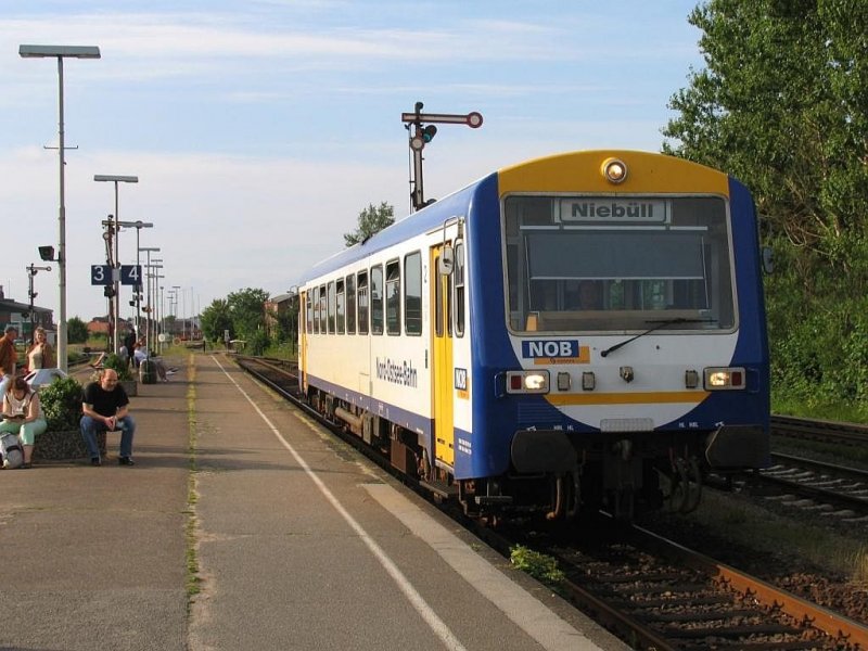VT 411 der Nord-Ostsee-Bahn (NOB) mit Zug 90015 T�nder-Nieb�ll auf Bahnhof Nieb�ll am 22-6-2007.
