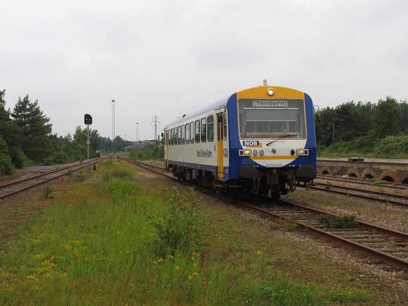 VT 411 der Nord-Ostsee-Bahn (NOB) mit Internationalzug 90006 Nieb�ll-T�nder auf Bahnhof T�nder (D�nemark) am 25-6-2007.