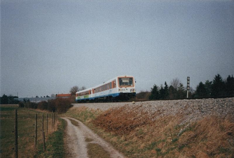 VT 411 und VS 220 der Wrttembergischen Eisenbahn Gesellschaft zwischen Mnchingen und Korntal, Mrz 2002