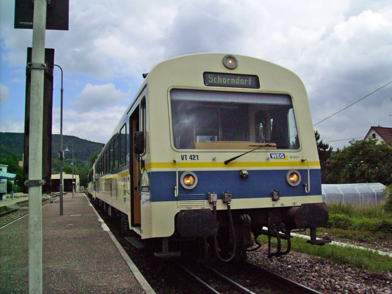 VT 421 (mit VS 425) abfahrbereit nach Schorndorf im Bahnhof Rudersberg am 13.06.2008.