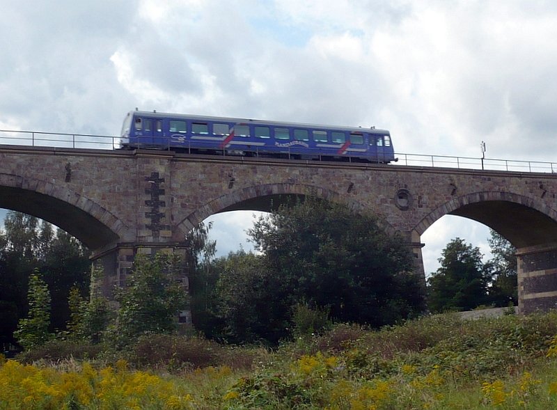 VT 43 der Mandaubahn fhrt am 08.09.2008 von Seifhennersdorf nach Liberec/Tschechien ber das Neise-Viadukt bei Zittau.