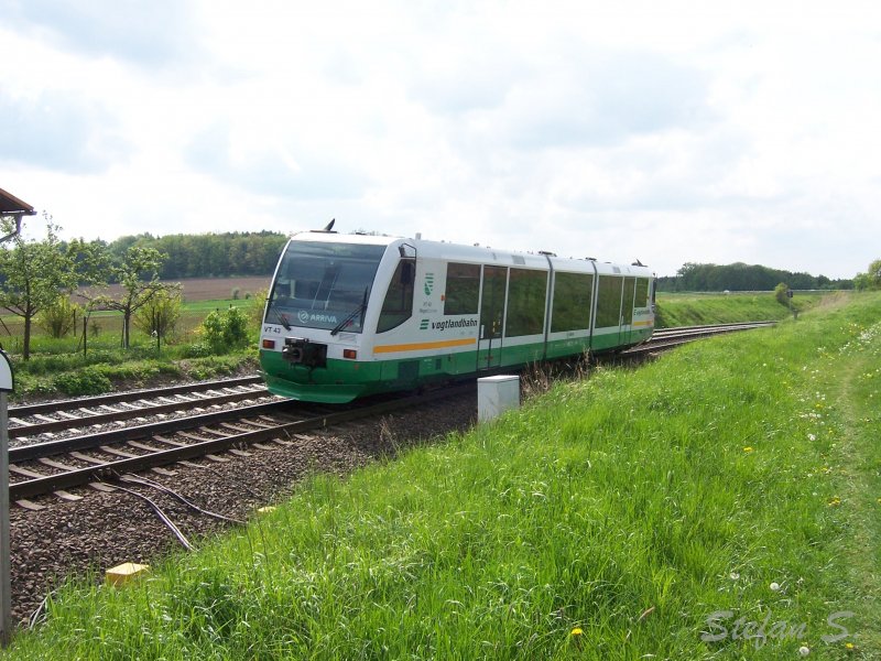 VT 43 der Vogtlandbahn, kurz nach Verlassen des Bahnhofes Herlasgrn auf dem Weg nach Plauen bzw. Hof.