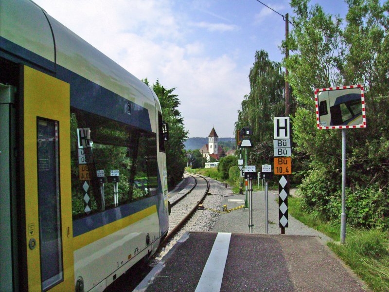 VT 441 am Bahnsteig des Hp Rudersberg Nord abfahrbereit nach Schorndorf am 13.06.2008. Auf der Trapeztafel des Bhf Rudersberg ein Deckungssignal mit wei�em Kennlicht. Wird im Bhf Rudersberg rangiert, zeigt das Deckungssignal Hp 0. Im Zusammenhang mit der Verl�ngerung des  Wiesel  nach Oberndorf ab 16.06.2008 wurden die Bahnh�fe Rudersberg und Miedelsbach mit Deckungssignalen ausger�stet