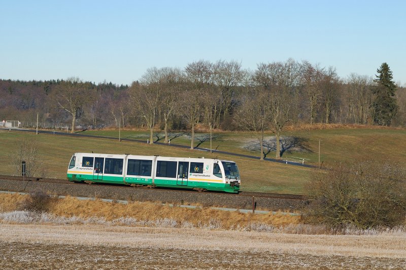 VT 48 der Vogtlandbahn mit VBG 83210 vor Grobau (20.12.2007)