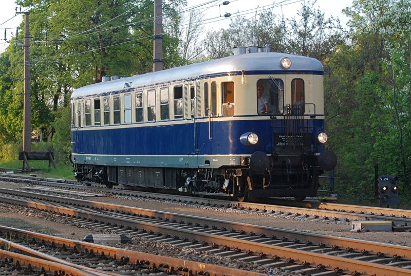 VT 5042.014 als R 16261 bei der Rckfahrt aus der Wachau. Die Aufnahme entstand kurz nach dem Halt in Korneuburg am 19.04.2009.