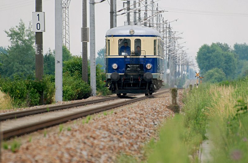 VT 5042.14, ebenfalls als Sonderzug (R 16346 von Ernstbrunn nach Spitz/Donau zur Sonnwendfeier) unterwegs, kurz vor Absdorf-Hippersdorf, an diesem verregneten 20.06.2009.