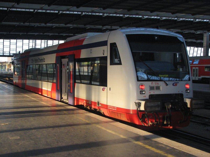 VT 514 der City-Bahn Chemnitz steht abfahrbereit in Chemnitz-HBF.28.08.07.