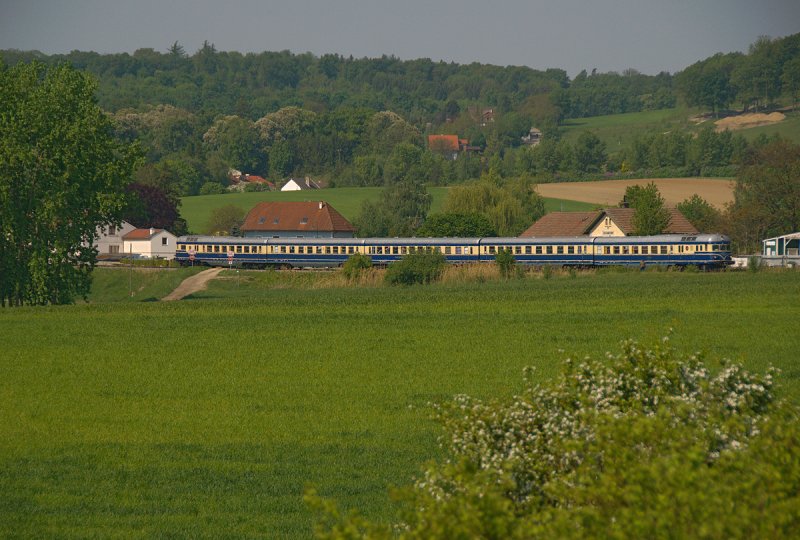VT 5145 (5145.01 und 5145.14) mit Nostalgiesonderverkehr, unterwegs von Wien Sdbahnhof (Ostseite)nach Ernstbrunn. Die Aufnahme entstand am 03.05.2009 in Karnabrunn.