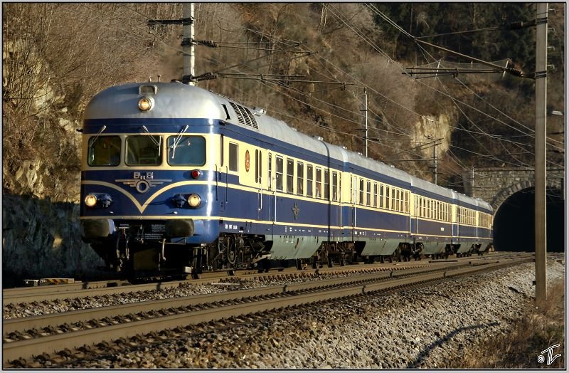 VT 5145.014  Blauer Blitz  fhrt mit Sdz 16105 von Floridsdorf nach Schiflugschanze Kulm. Hier verlsst der Zug gerade den Galgenbergtunnel bei St.Michael. 10.1.2009 