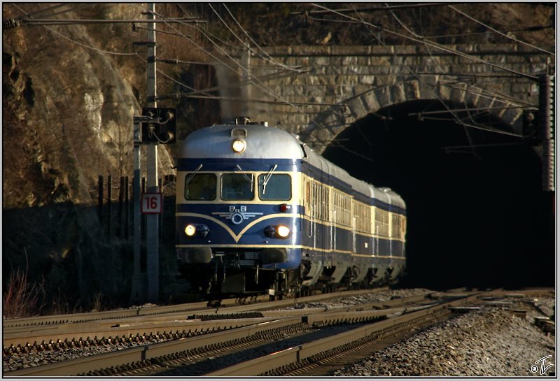 VT 5145.014  Blauer Blitz  fhrt mit Sdz 16105 von Floridsdorf nach Schiflugschanze Kulm. Hier verlsst der Zug gerade den Galgenbergtunnel bei St.Michael. 10.1.2009 
