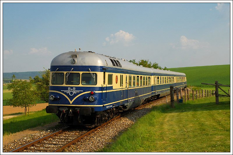VT 5145.(5-teilig) als R 16003 bei der R�ckfahrt vom zweiten Oldtimertreffen in Ernstbrunn am 3.5.2009 kurz nach der Ausfahrt aus dem Bahnhof Wetzleinsdorf. (Nachschuss)