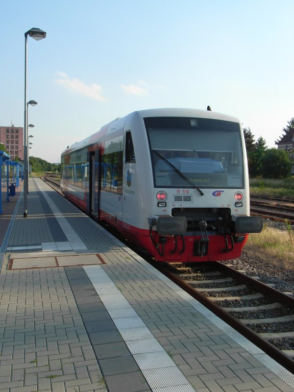 VT 516  Stadt Hainichen  im Bahnhof der gleichnamigen Stadt schon wieder abfahrbereit nach Chemnitz Hbf, 30.07.08